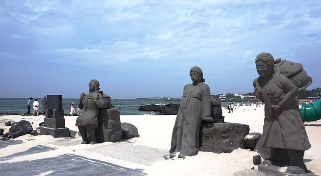  제주 도심에서 중국 관광객 아이 대변 보기 사건 논란

 bbs_20240619201703.jpg